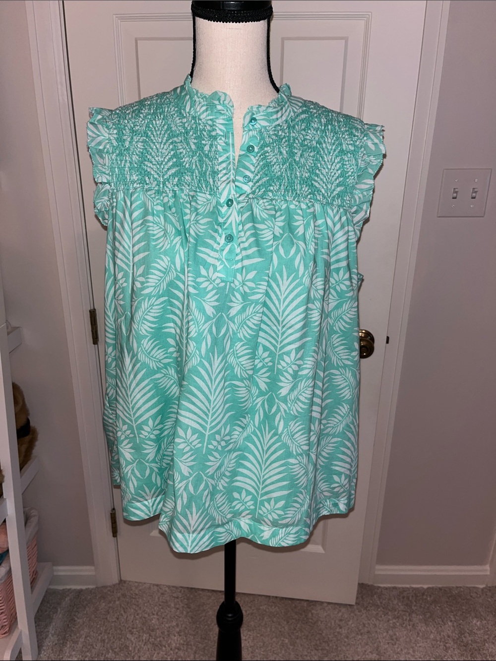 Crown & Ivy Sleeveless Smocked Yoke Floral Tank Top - Mint Green - Large
